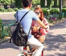 情侣骑共享单车秀恩爱,路人给这对情侣一个"王之侧视"
