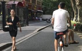 情侣骑共享单车秀恩爱，路人给这对情侣一个＂王之侧视＂