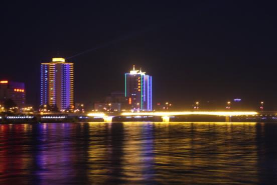 我们拥有夜晚，我只能毅然地迷上她!