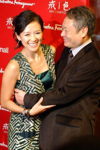 章子怡被睡图片全集 章子怡沙滩门全套图