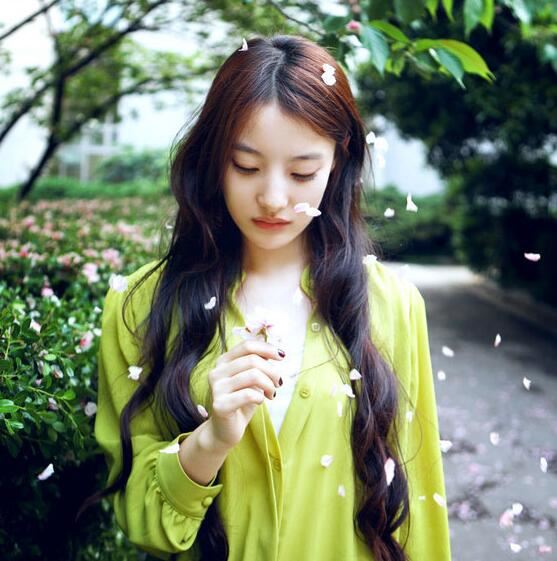 宝贝乖一点把腿岔开 爸爸竟然让女儿做这样的事