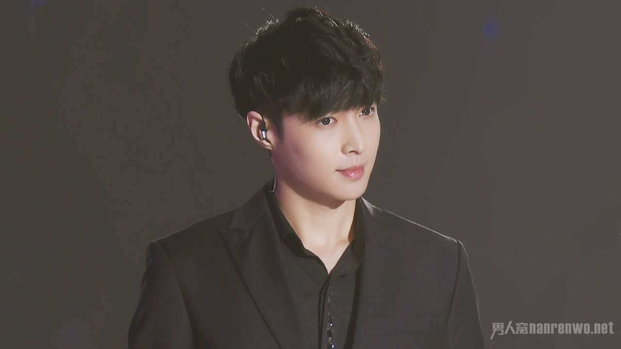 张艺兴差点被砸 疯狂粉丝险些酿悲剧