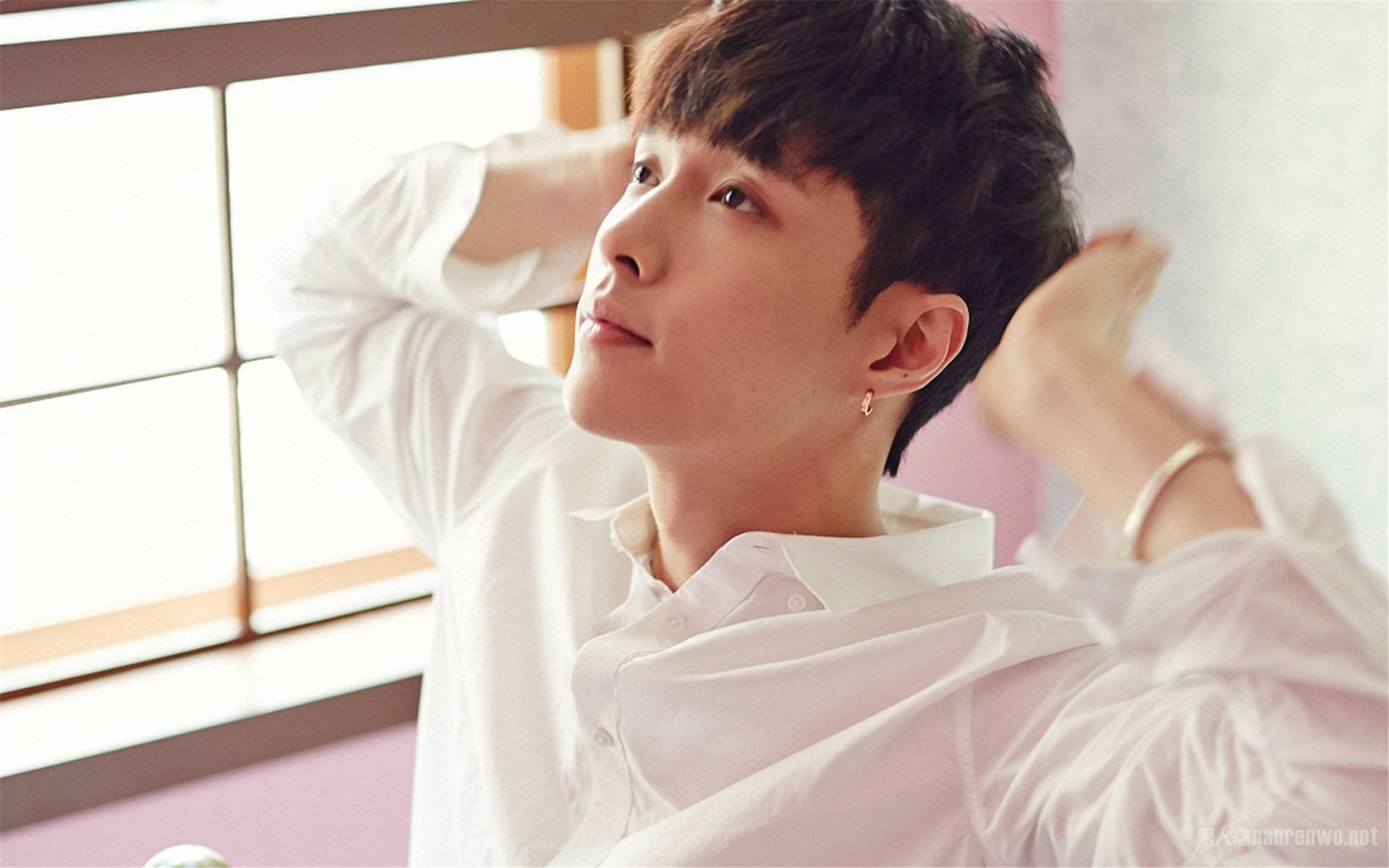 张艺兴差点被砸 疯狂粉丝险些酿悲剧