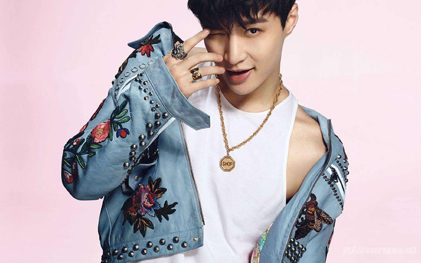 张艺兴差点被砸 疯狂粉丝险些酿悲剧