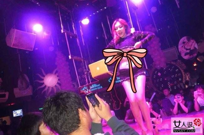 elise彤彤微拍视频 爆乳女神直播戏水网友高呼称血槽已空