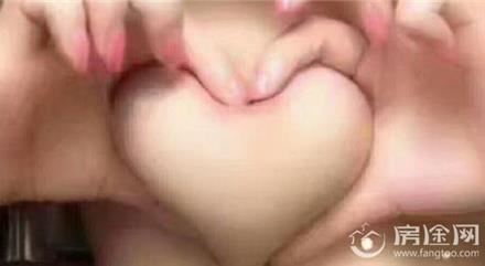 解开美女胸衣 性感美女裸露嫩白大胸诱惑至极