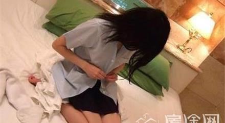 解开美女胸衣 性感美女裸露嫩白大胸诱惑至极