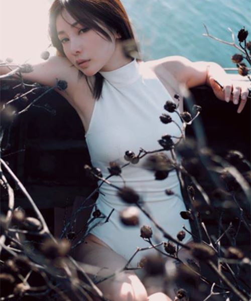 柳岩真空透视凸点诱人 登男人装杂志封面