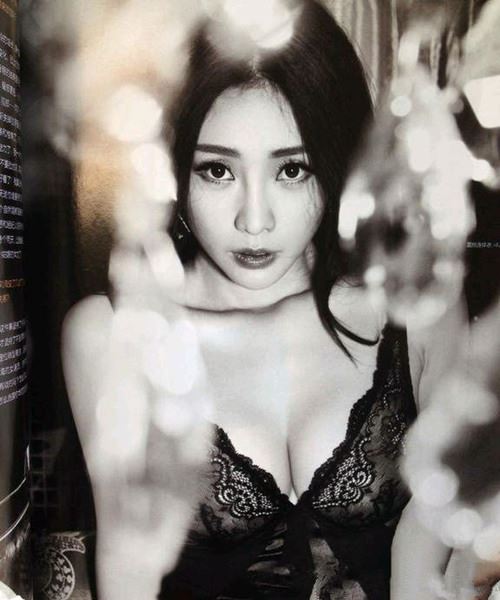 柳岩真空透视凸点诱人 登男人装杂志封面