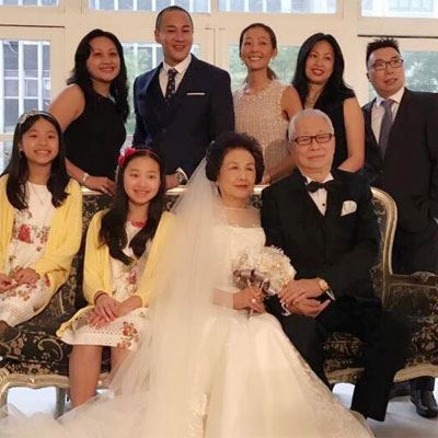 何润东拍全家福 网友好奇他老婆怎么这么黑