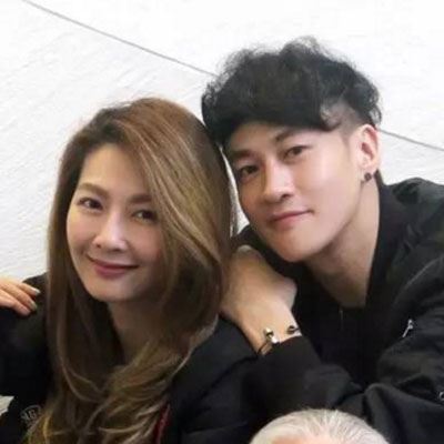 何润东拍全家福 网友好奇他老婆怎么这么黑