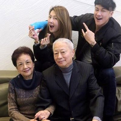 何润东拍全家福 网友好奇他老婆怎么这么黑