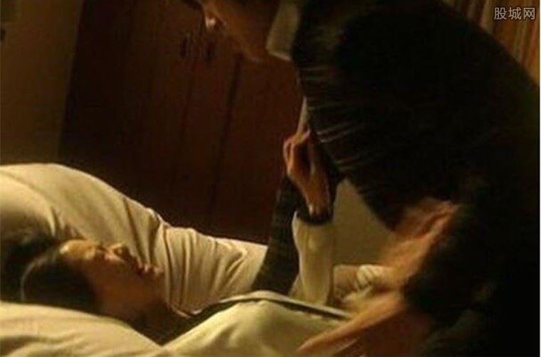 床上接吻视频脱了衣服强吻 性感人妻被男子强奸蹂躏