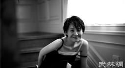 美女被男人撕衣舔胸 白嫩大胸遭男子撕衣舔胸（图）