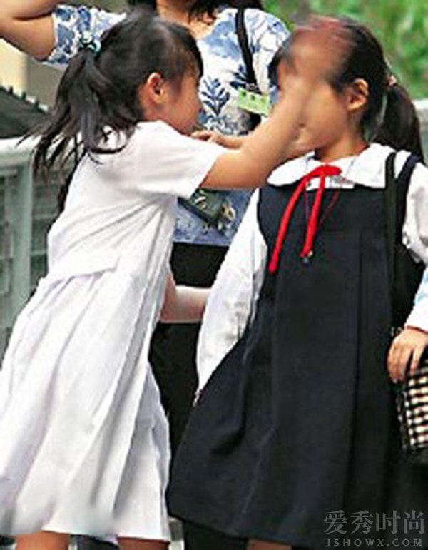 林忆莲女儿掌掴同学黑点多 被王菲女儿窦靖童秒成渣