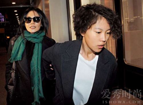 林忆莲女儿掌掴同学黑点多 被王菲女儿窦靖童秒成渣