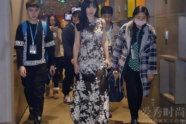 周韦彤全透视真空装亮相 周韦彤性感装扮秒杀宅男