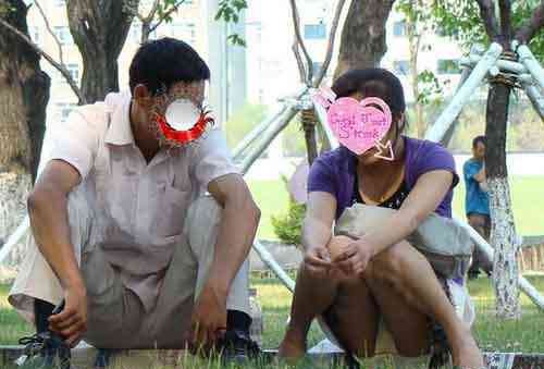 抓拍公园里美女开腿走光露底图！