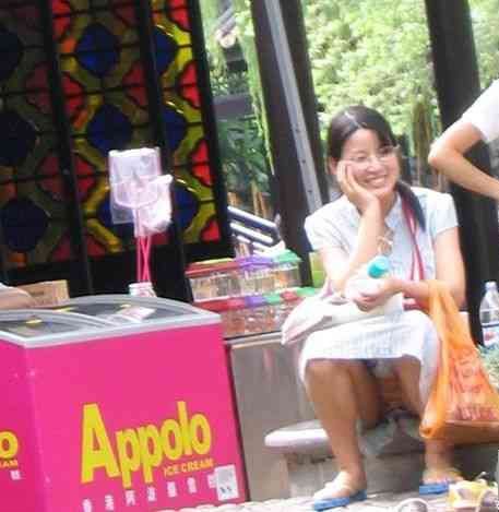 抓拍公园里美女开腿走光露底图！