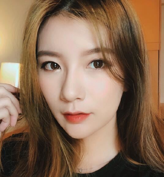 女王盐个人资料简介 超高挑身材178美女主播竟然曾被当做外星人