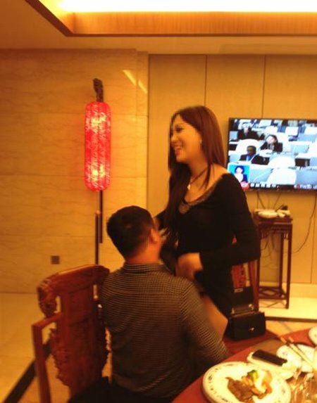 莫露露人乳喂富豪图 富豪10万获莫露露哺乳