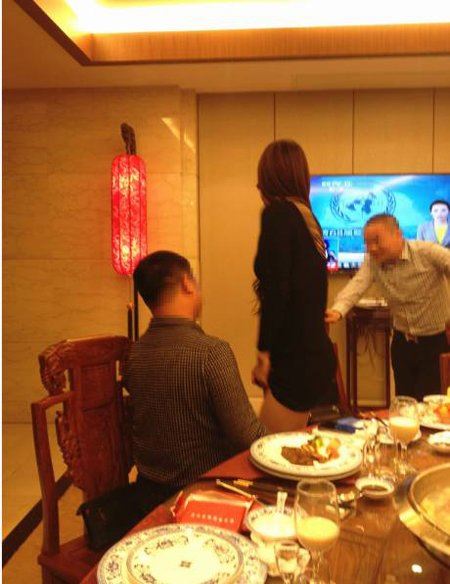 莫露露人乳喂富豪图 富豪10万获莫露露哺乳