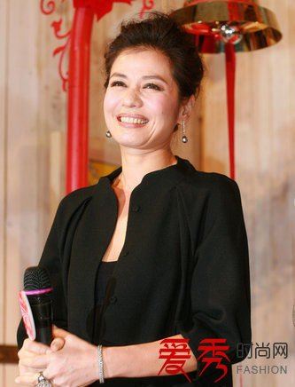 钟楚红素颜照片 钟楚红的生活照片对比图