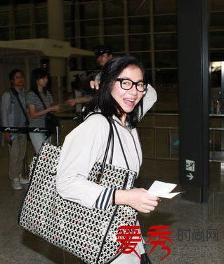 钟楚红素颜照片 钟楚红的生活照片对比图