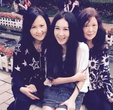 温碧霞个人资料及年龄揭秘 温碧霞同学聚会照片