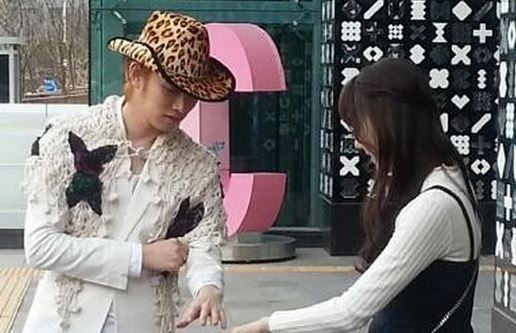 揭金希澈女友是谁？金希澈入伍崔雪莉哭是为什么