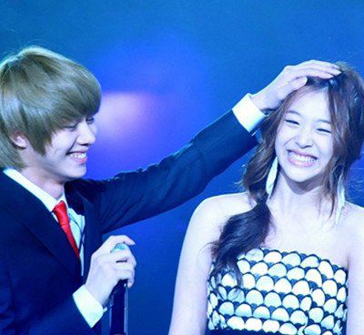 揭金希澈女友是谁？金希澈入伍崔雪莉哭是为什么