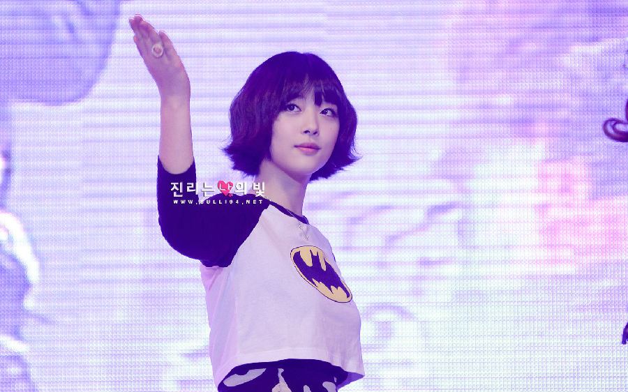 揭金希澈女友是谁？金希澈入伍崔雪莉哭是为什么