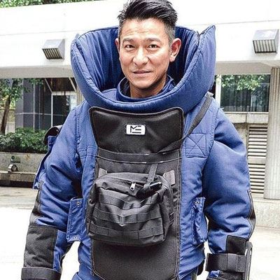 刘德华坠马受伤 返港就医照曝光老婆随行照顾