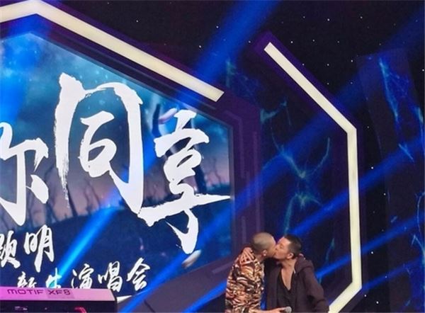 W姓男星力压林丹空降热搜 因为Y姓艺人自爆与W姓男星婚内出轨