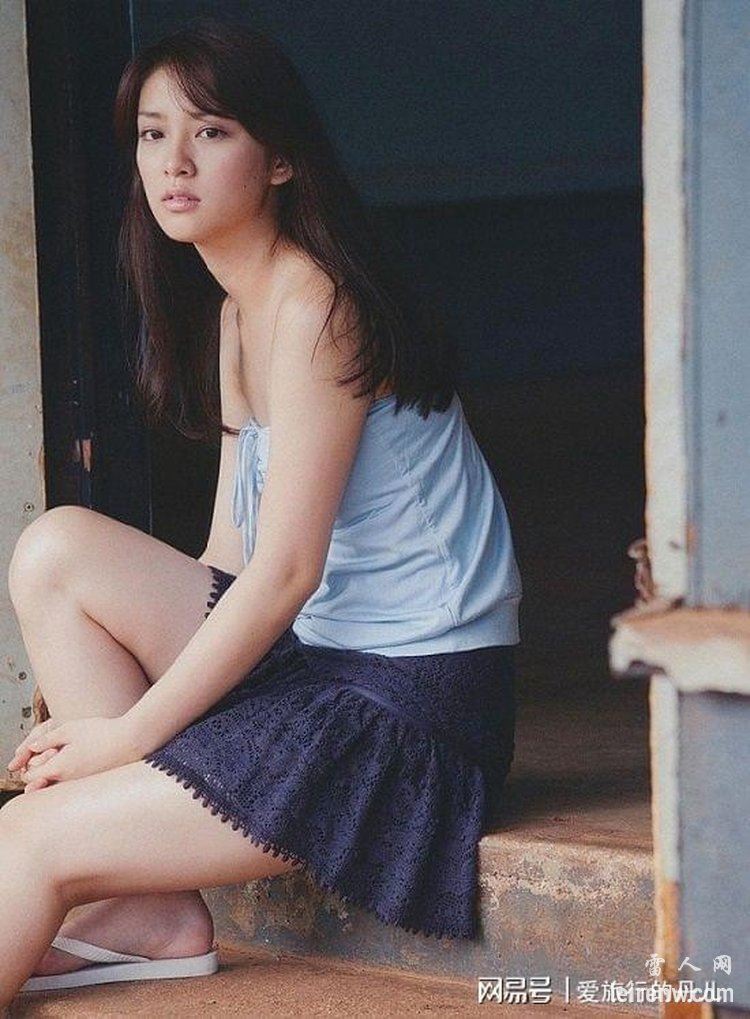 23岁武井咲素颜照穿搭曝光，网友惊：天生美人！