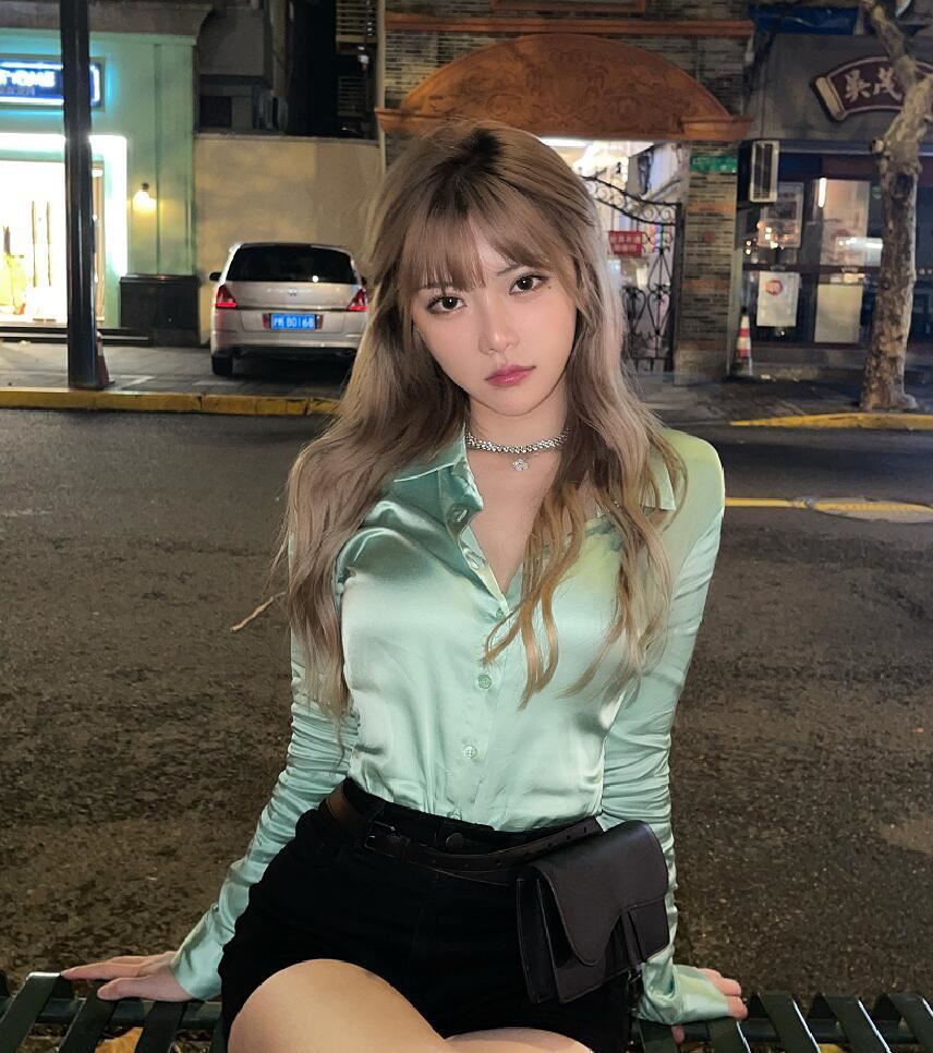 斗鱼女主播周淑怡微博生活照_气质街拍写真图集