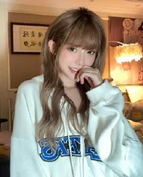 斗鱼女主播周淑怡微博生活照_气质街拍写真图集