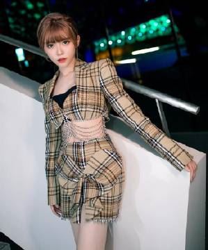 斗鱼女主播周淑怡微博生活照_气质街拍写真图集