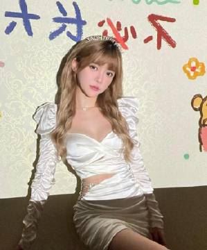 斗鱼女主播周淑怡微博生活照_气质街拍写真图集