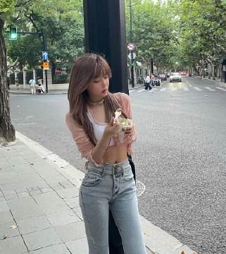 斗鱼女主播周淑怡微博生活照_气质街拍写真图集