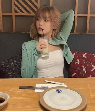 斗鱼女主播周淑怡微博生活照_气质街拍写真图集