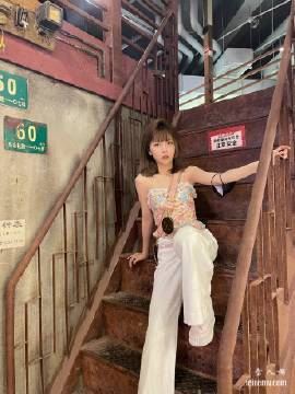 斗鱼女主播周淑怡微博生活照_气质街拍写真图集