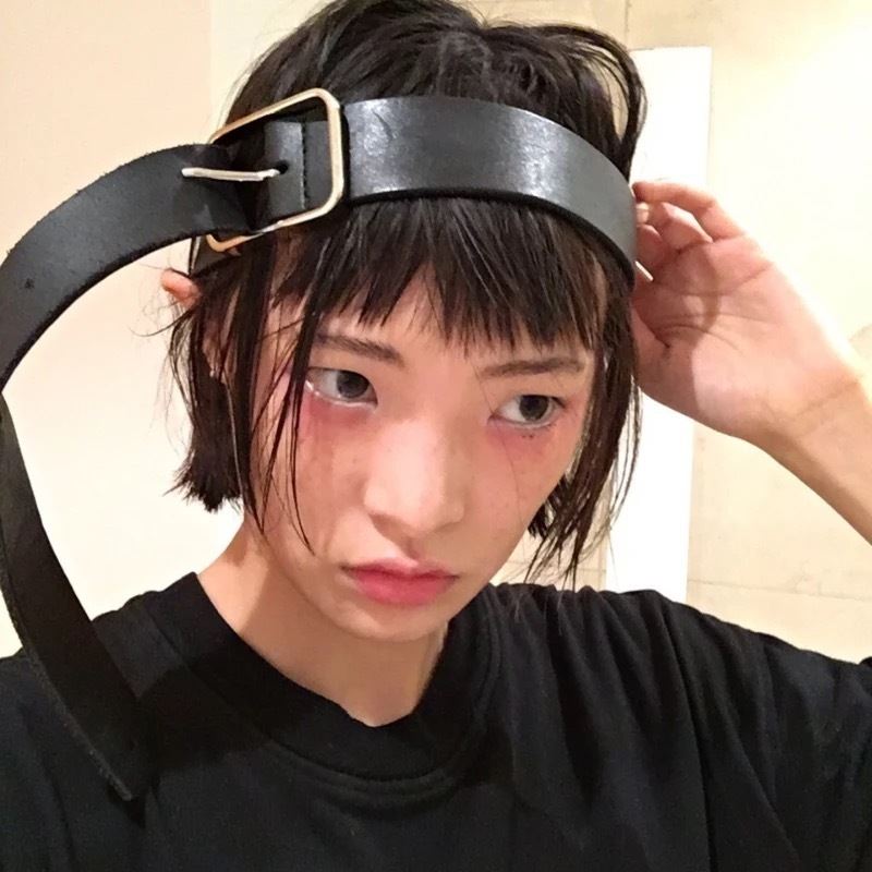 个人检视剖析材料,然后把手缓缓地抽