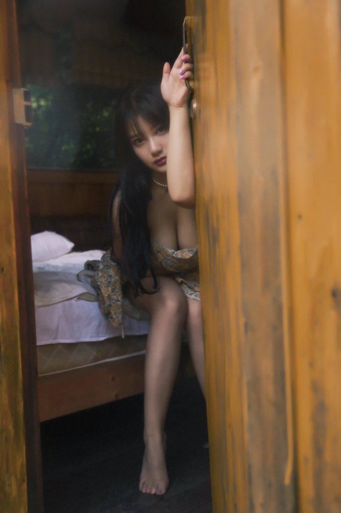上海JK小尤奈事件原图，广州漫展撩上衣上热搜