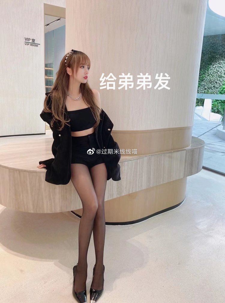 [过期的米线线喵]厨娘装露背毛衣私照合集百度云crs014（免费）