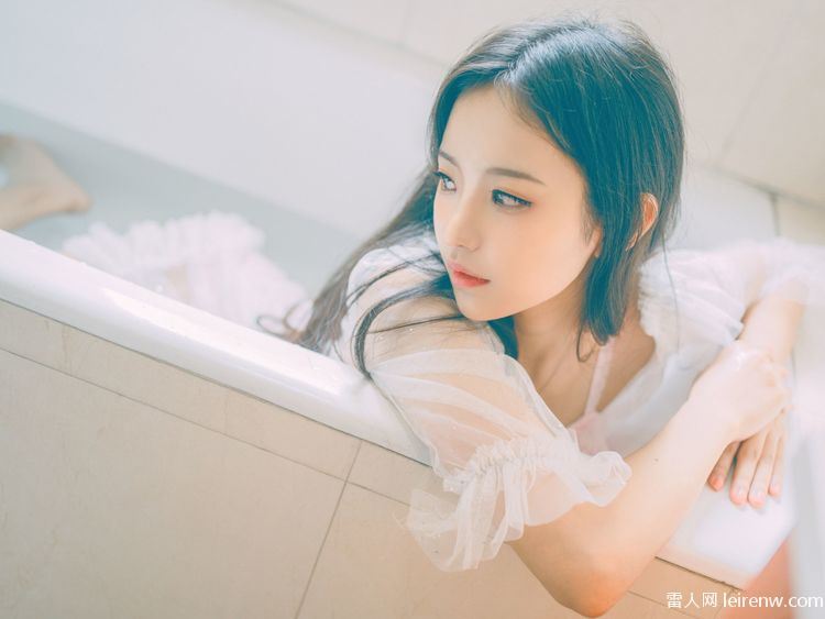 22岁身材超美的店员Shika小鹿鹿《浴缸》