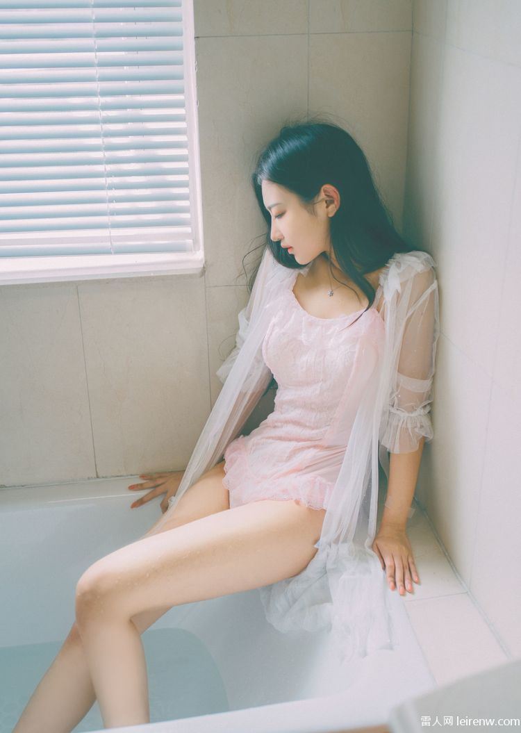 22岁身材超美的店员Shika小鹿鹿《浴缸》