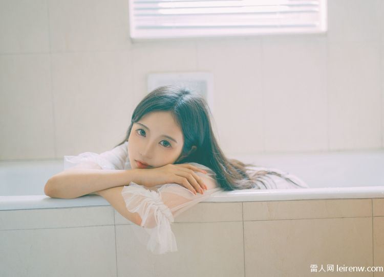 22岁身材超美的店员Shika小鹿鹿《浴缸》