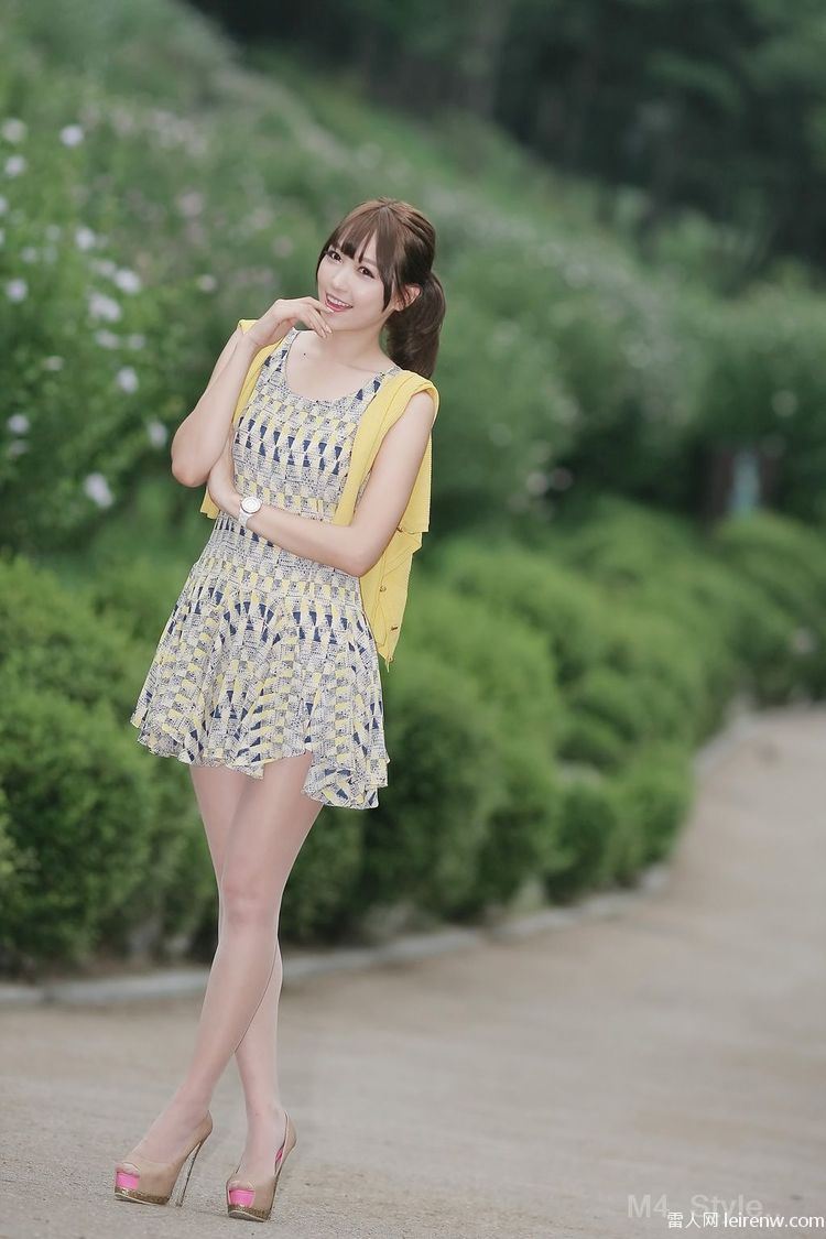 小清新连衣裙公园街拍