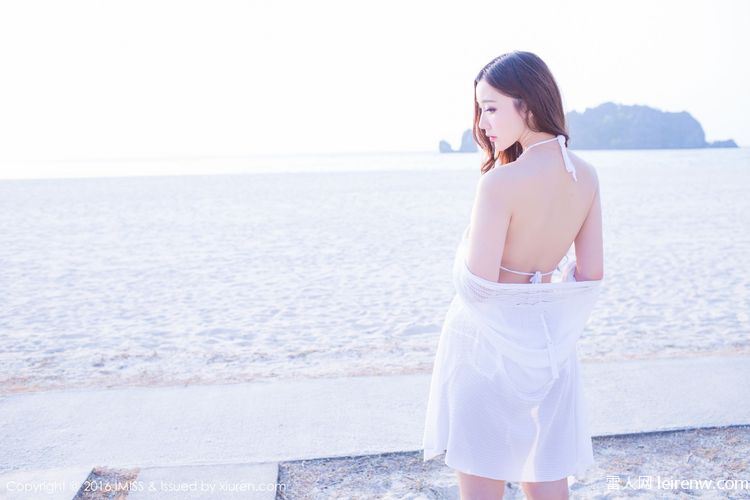 清纯美女款款而来的深情诱惑